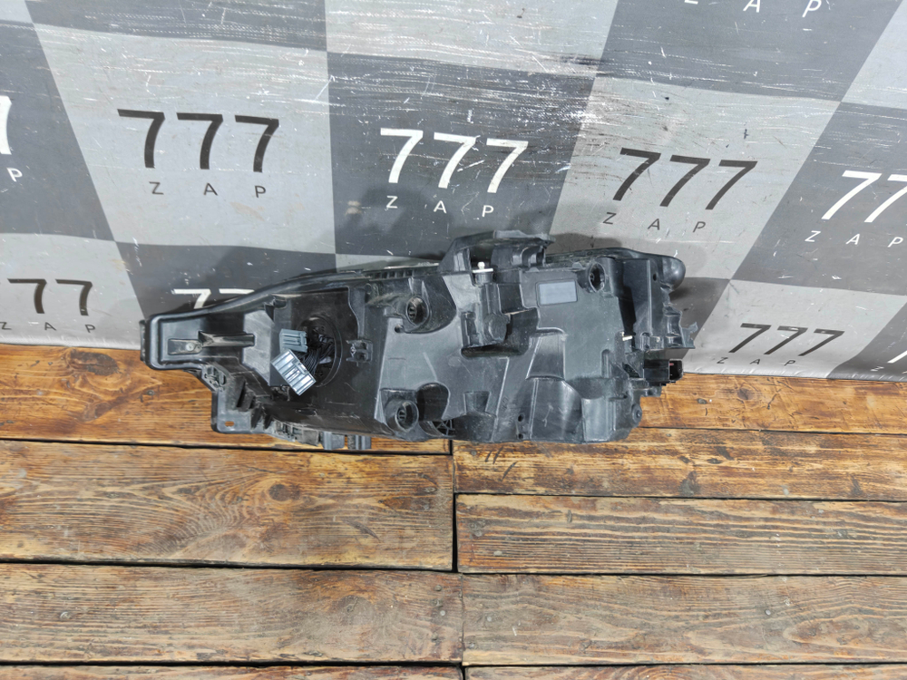 Фара правая LED Volvo XC60 2 17-нв Б/У Оригинал 31656555