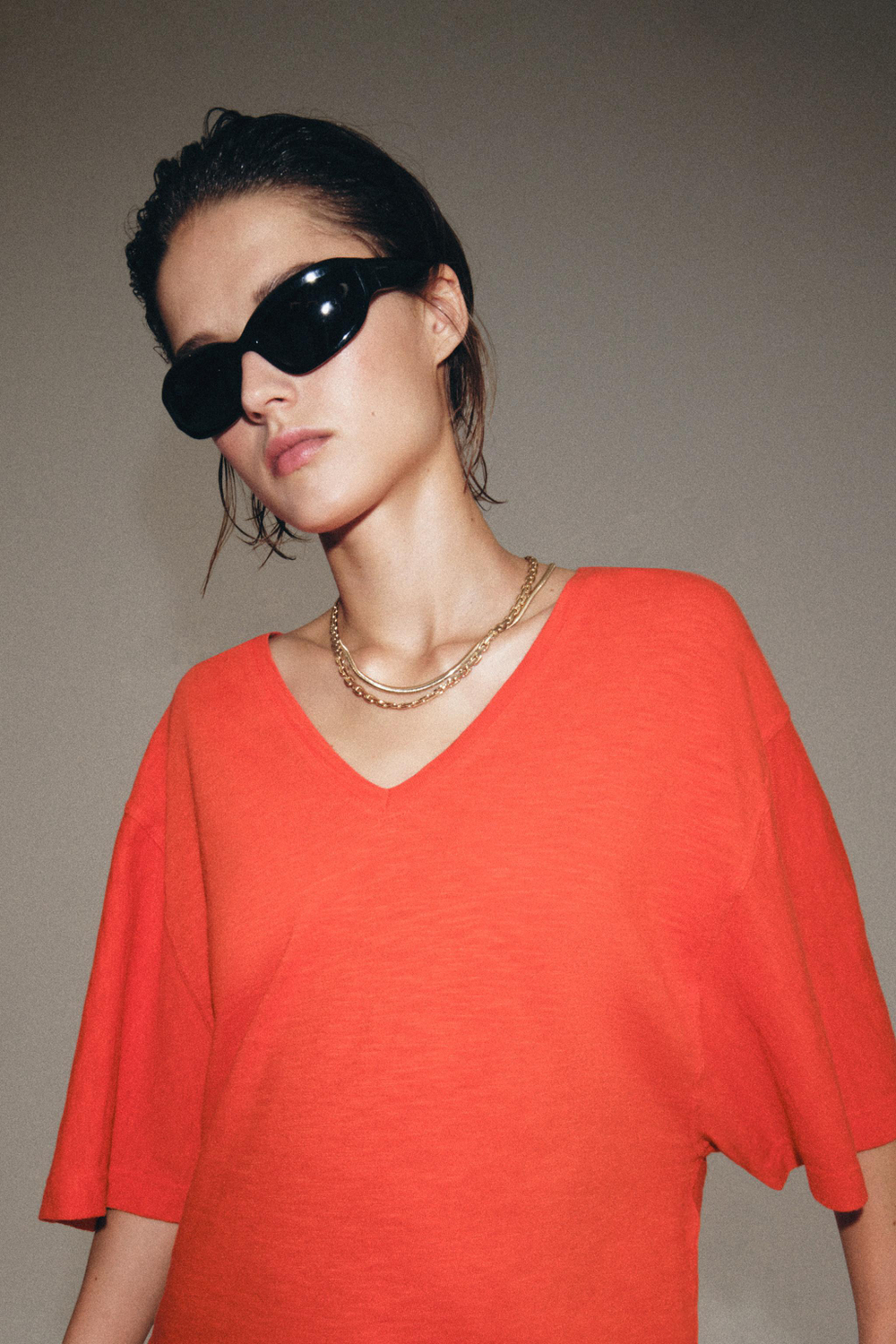 ZARA ФУТБОЛКА С V-ОБРАЗНЫМ ВЫРЕЗОМ, КОРАЛЛОВЫЙ
