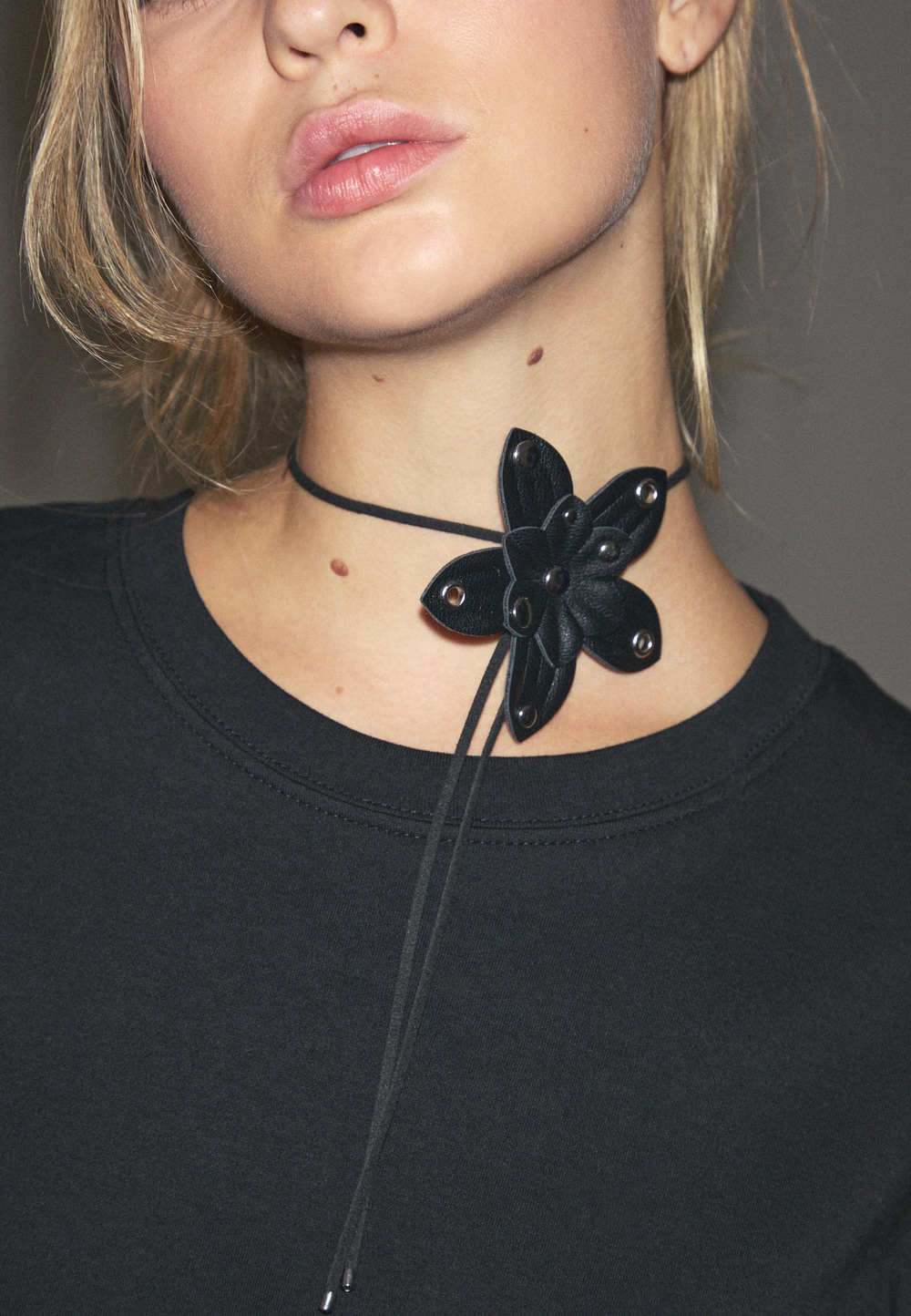 STRADIVARIUS Чокер с цветком, черный