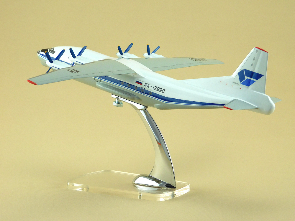 Модель самолета Ан-12 (М1:100, Атран)