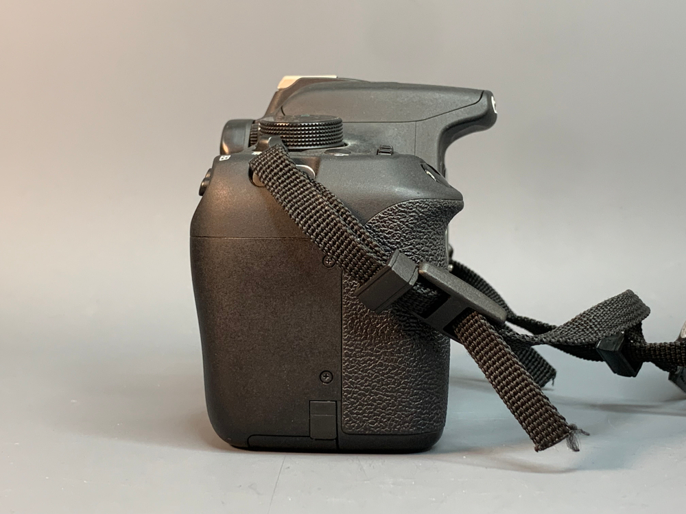 Canon 1200D kit 18-55mm 3.5-5.6 III 11.000 кадров