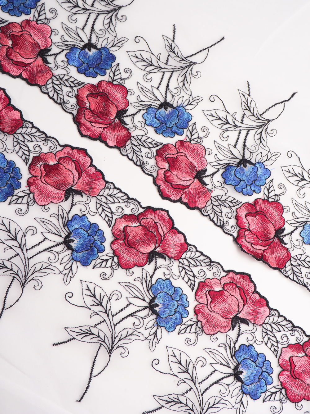 Вышивка на сетке белая с мультиколор неэластичная ширина 27 см (2 стороны)