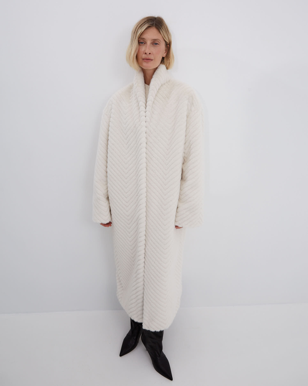 Шуба из искусственного меха норки зигзаг молочный