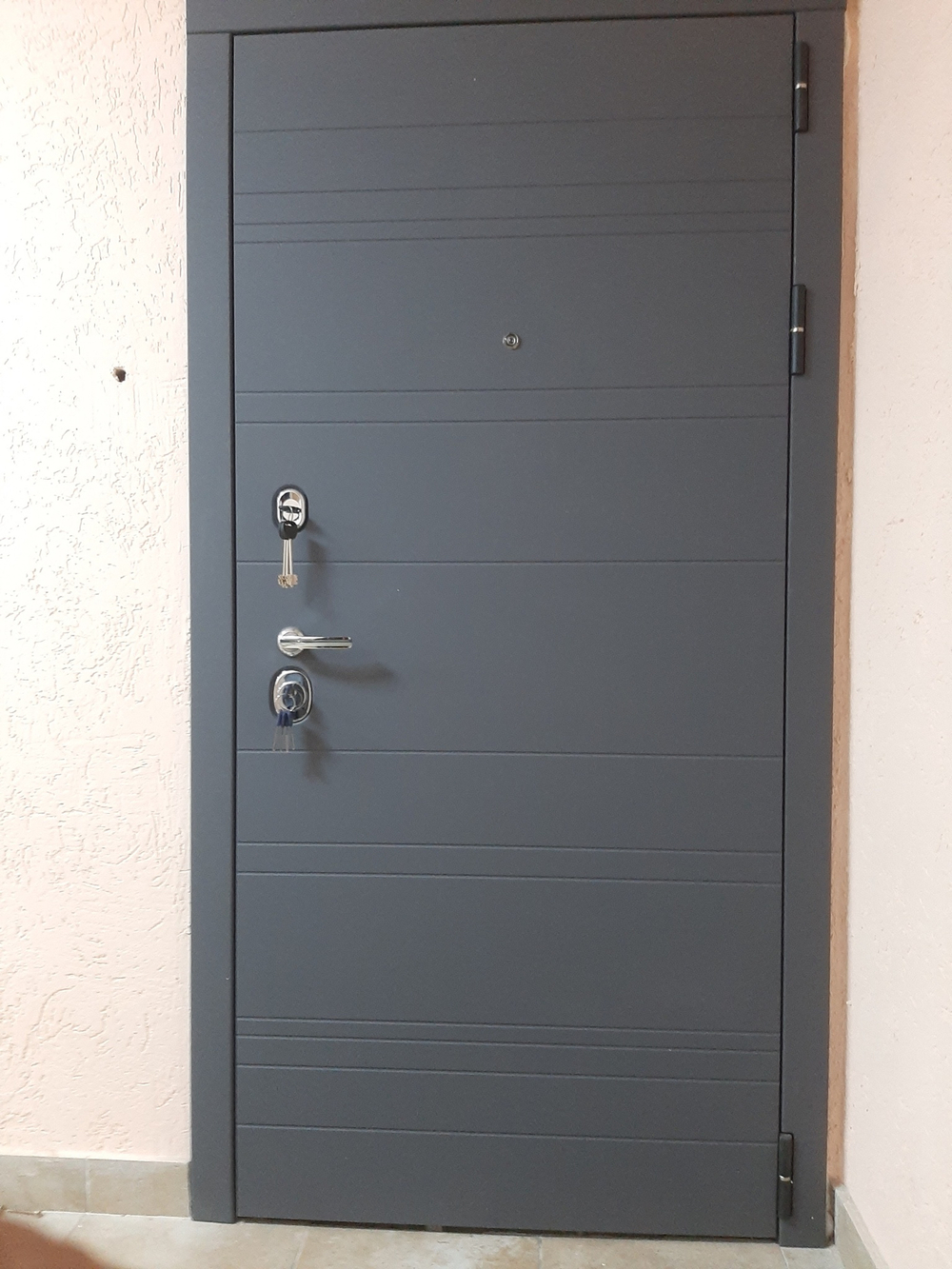 Входная металлическая дверь с зеркалом  RеX 14 Силк титан / СБ-16 Силк сноу (белый матовый, без текстуры)