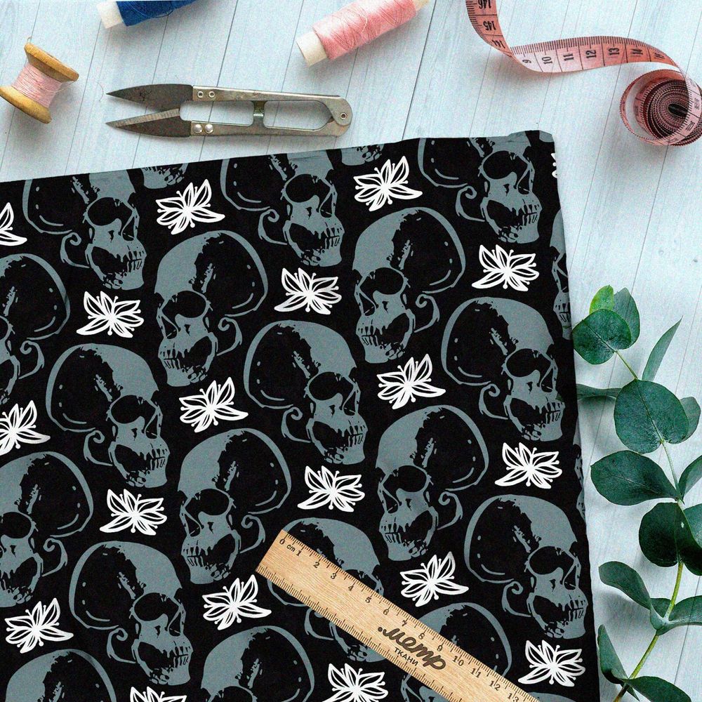 Ткань мембрана зелёные черепа и белые цветы
