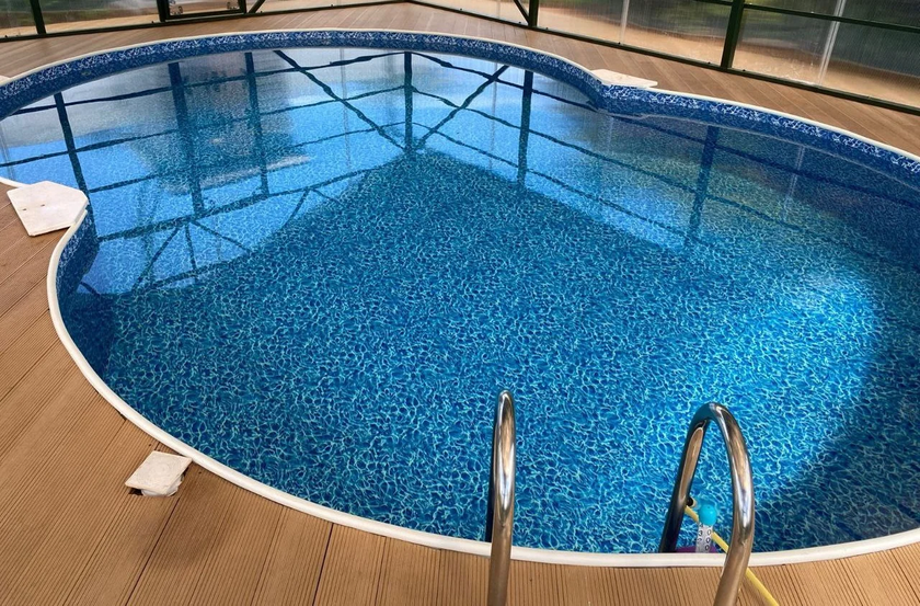 Компания POOLPLUSSERVIS предлагает профессиональные услуги по монтажу пленки ПВХ для бассейнов.