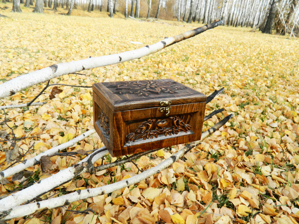 Набор рюмок в резной шкатулке