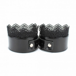 Изысканные чёрные наручники с кружевом (Цвет: черный)