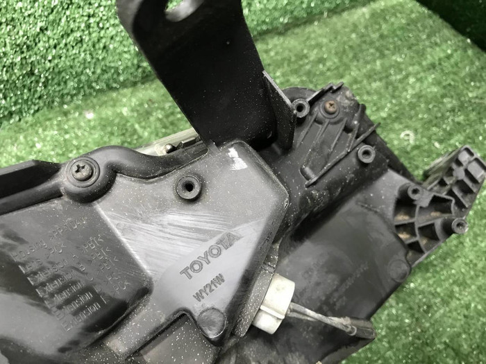 Фара левая Toyota Corolla E160 (2015-2019) галоген