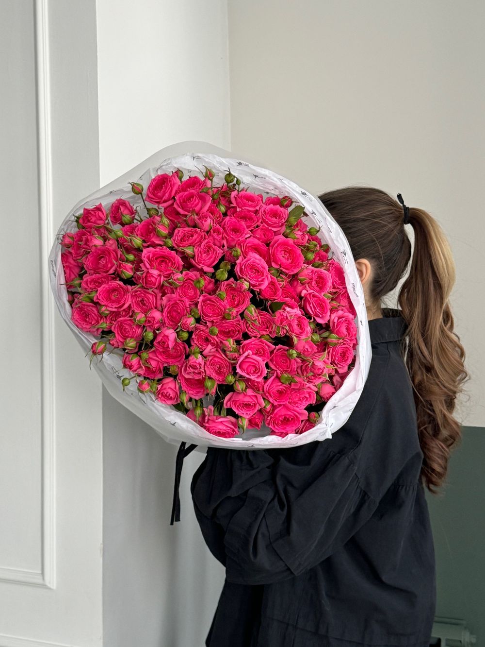 Гранд-букет из ярких, кустовых пионовидных роз