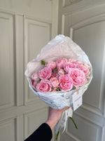 Кулек с нежными кустовыми розами