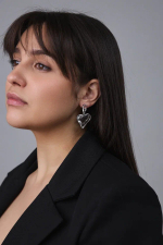 Серьги пусеты из прозрачных кристаллов капля и сердце, оттенок серебро