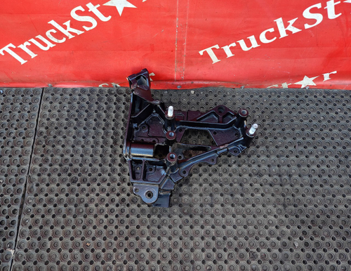 Кронштейн буксировочный левый 2019г.