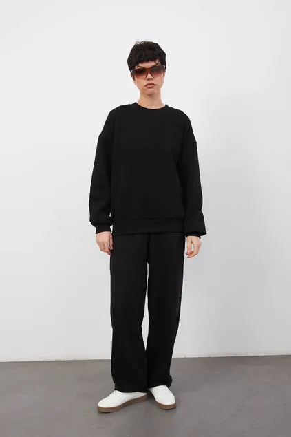 Утепленный свитшот черного цвета