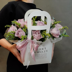 Композиция из сиреневых роз в сумочке