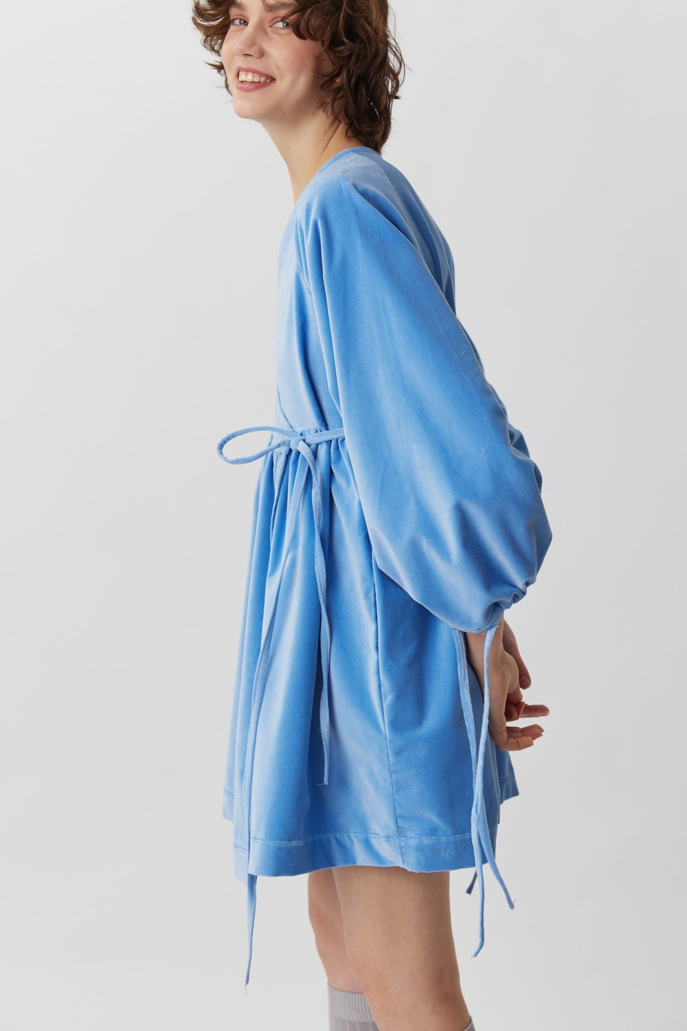 Платье на запах с широкими рукавами длины мини из голубого бархата