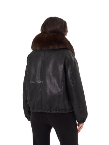 Черная куртка-пуховик из эко-кожи с накладным мехом