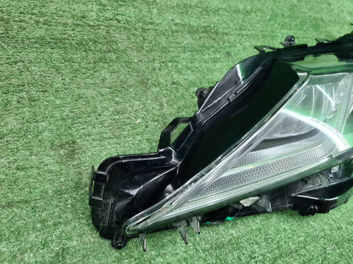 Стекло фары левое Toyota Camry xv70 (2017-н.в.)