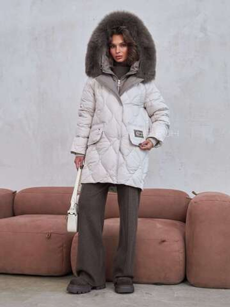 Стеганый пуховик цвета айвори с капюшоном и мехом песца