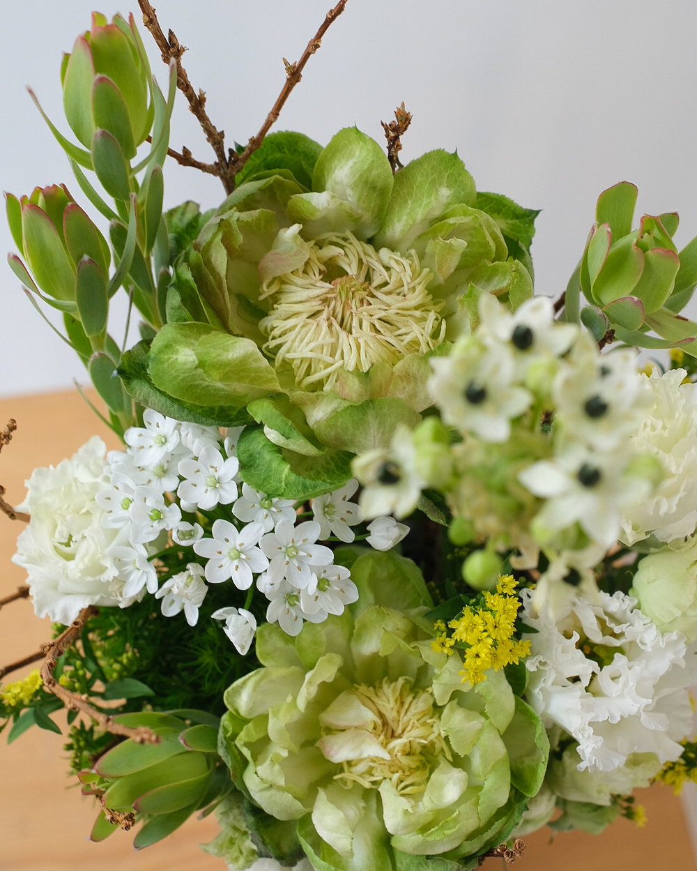 Шляпная коробка с розами Вегги, орнитогалумом и аллиумом