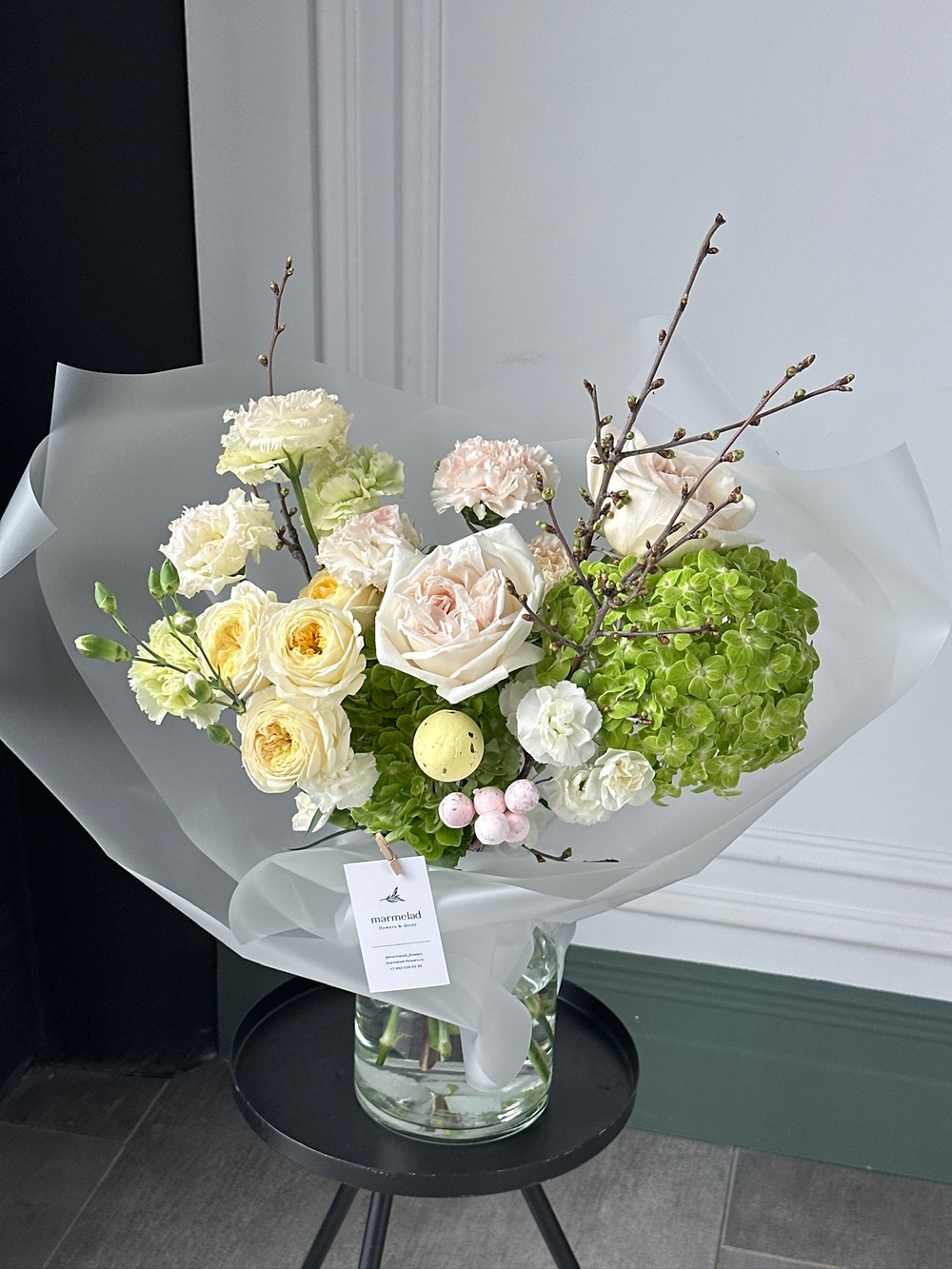 Букет сборный из кустовых пионовидных роз, гортензии, веток прунуса и диантусов