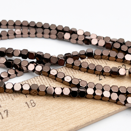 Гематит Многогранник бусины (имитация), цвет коричневый, размер около 2,8 мм, цена за отрезок 19 см (1/2 нити)
