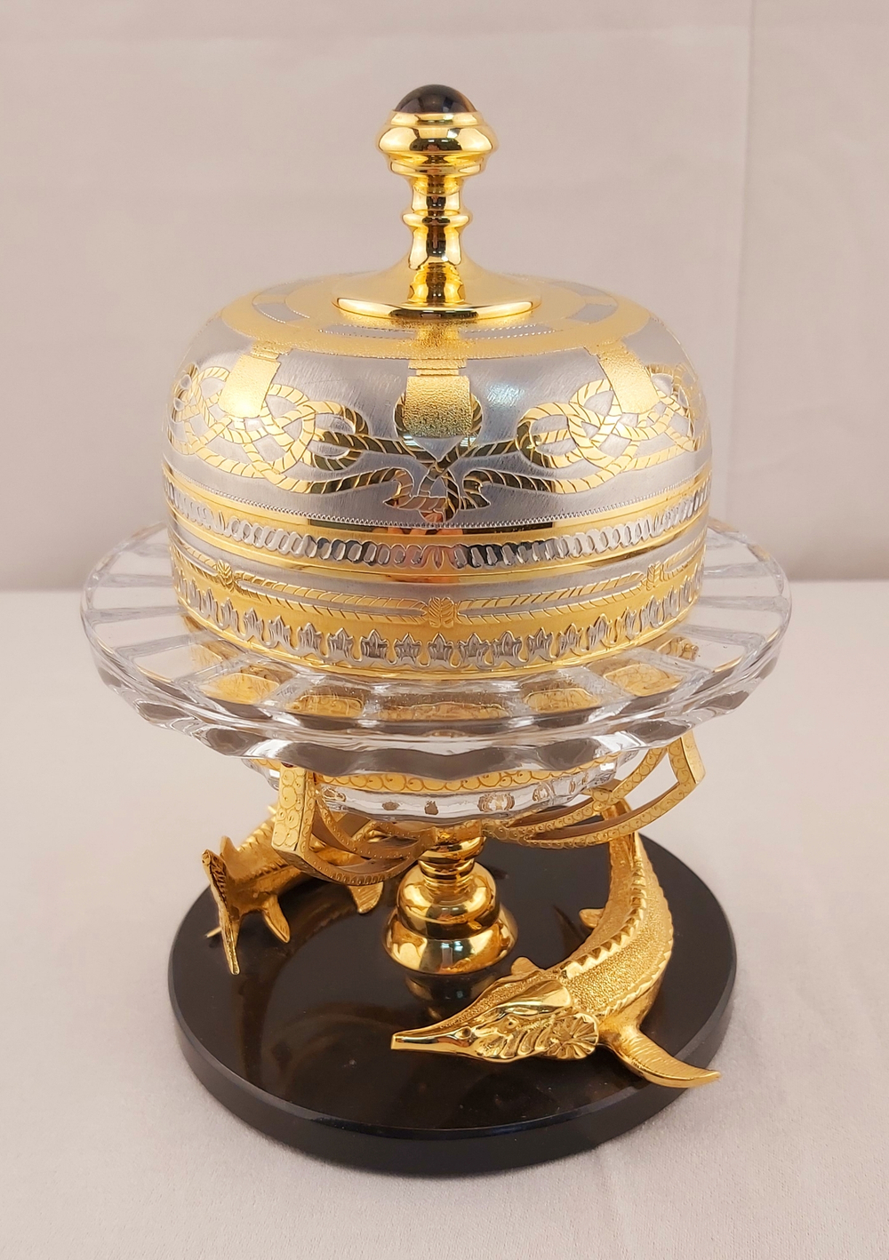 Икорница с осетрами "Златоуст" на долерите