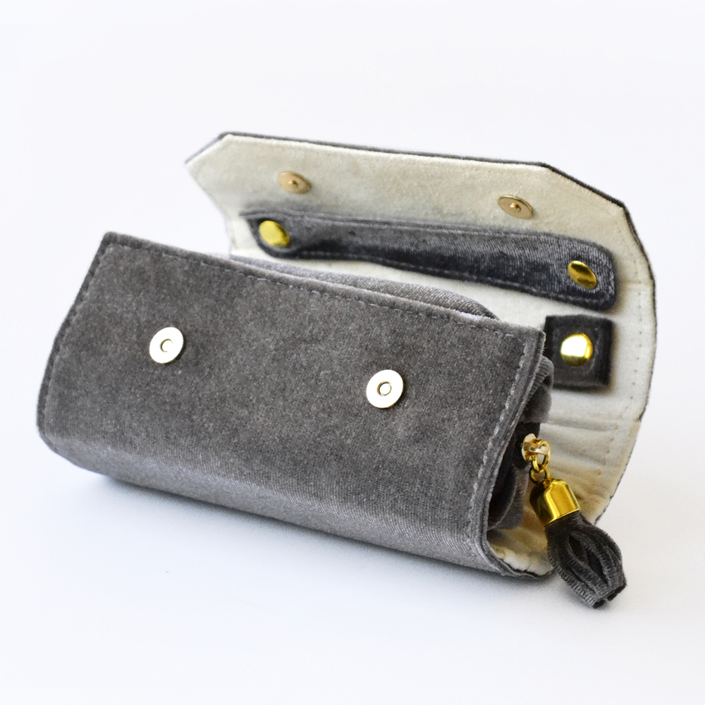 Кофр для хранения и перевозки ювелирных изделий.