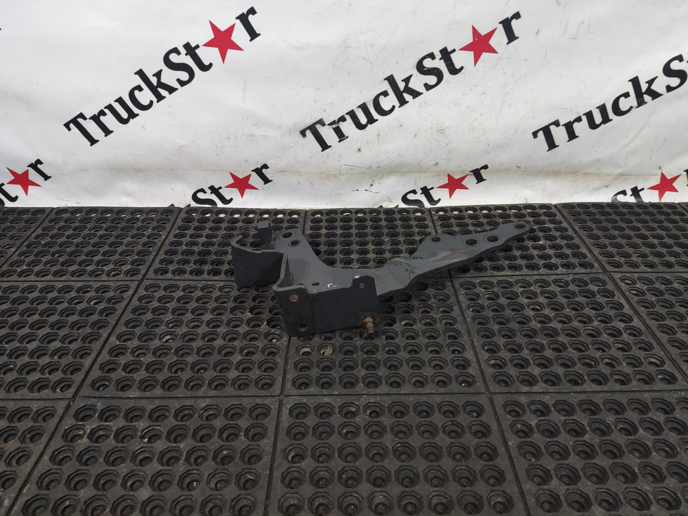 Кронштейн бампера левый