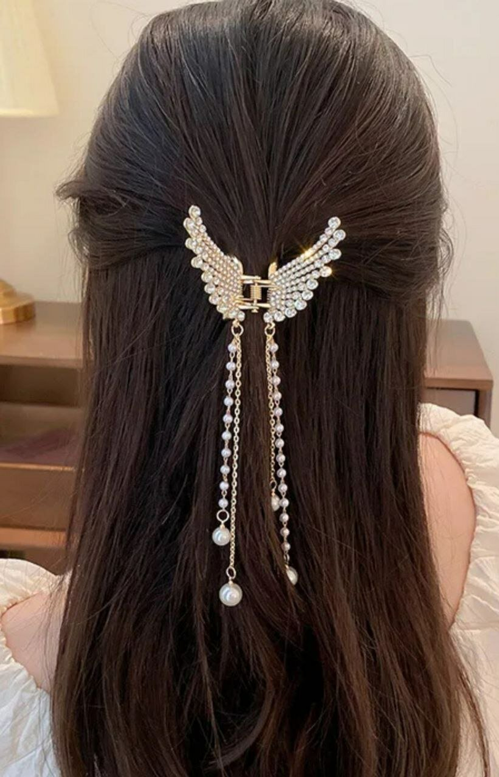 Заколка -краб. Бабочка  со стразами и жемчужными (имитация) подвесками. Цвет Золото