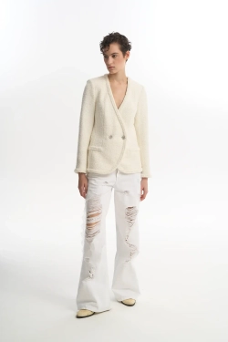 Приталенный жакет из молочного твида