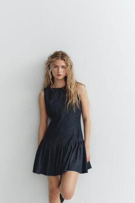 ZARA КОРОТКОЕ ДЖИНСОВОЕ ПЛАТЬЕ С ВОЛАНАМИ, ТЕМНЫЙ ИНДИГО