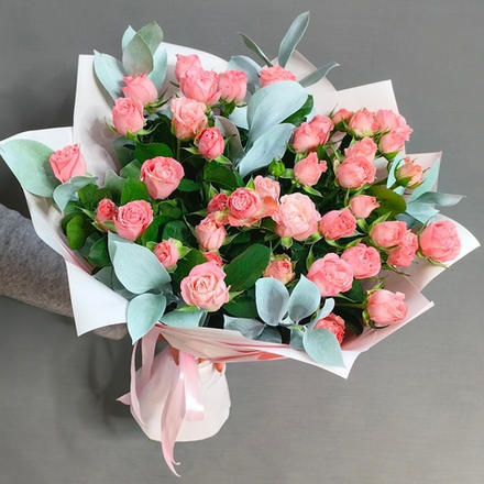 Букет из кустовых пионовидных розочек сорта "Madam Bombastic"