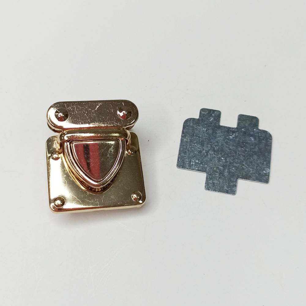 Замок-защелка на зажимах 32*35 Золото