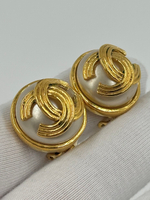 Клипсы Chanel с «жемчугом» и лого