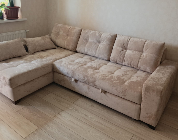 Угловой диван с длинным подлокотником