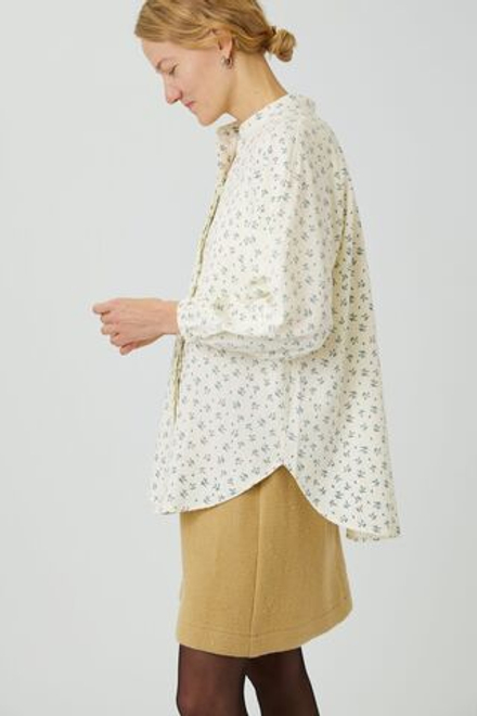 Рубашка покроя реглан молочная с синими веточками