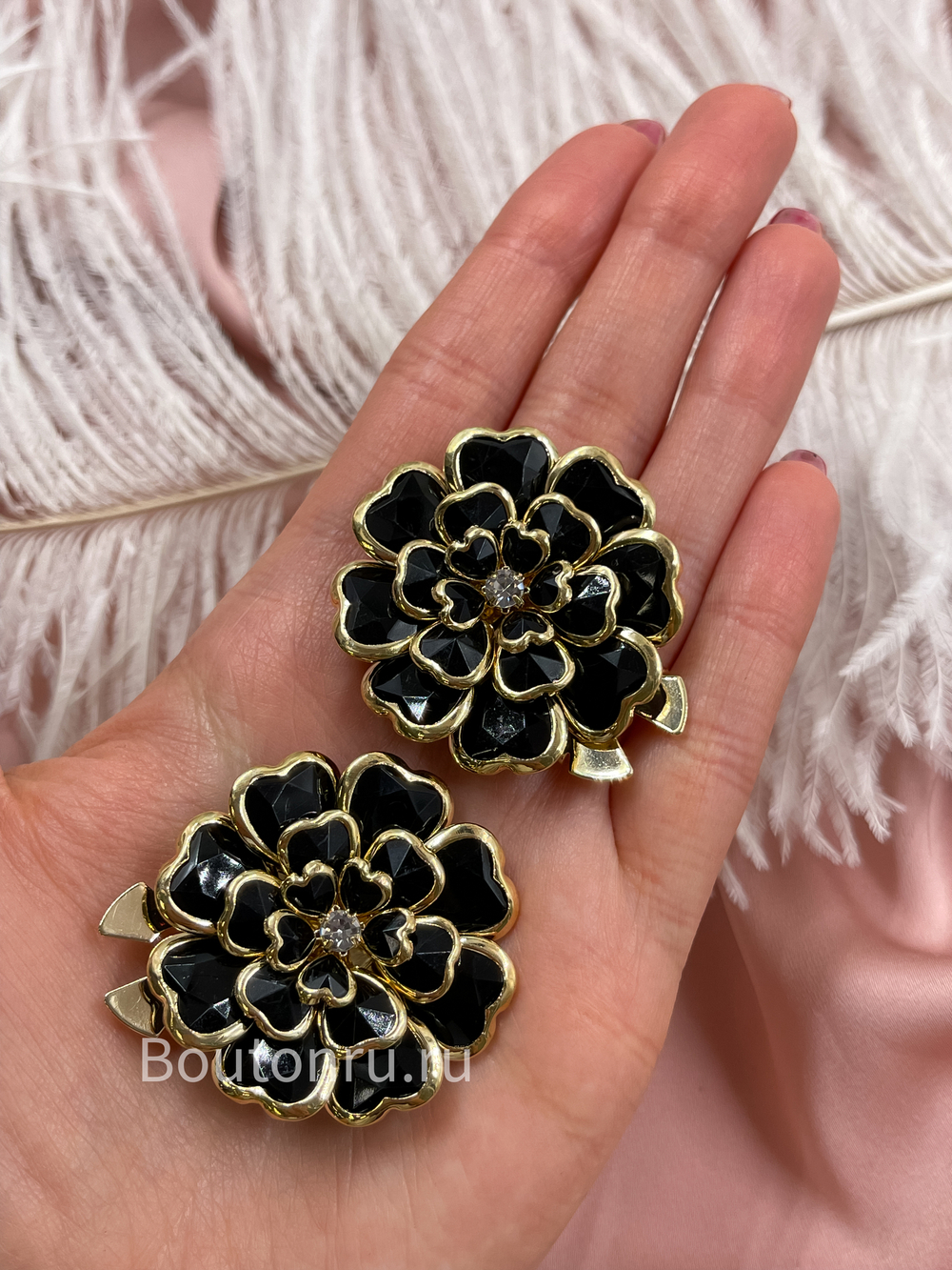 Накладка на пуговицу в форме цветка золотистая с черными стразами 3 ряда (клипсы)
