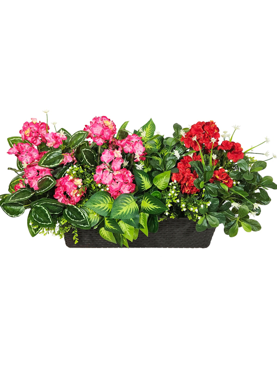 Искусственная герань с зеленью 75см в длинном кашпо ротанг