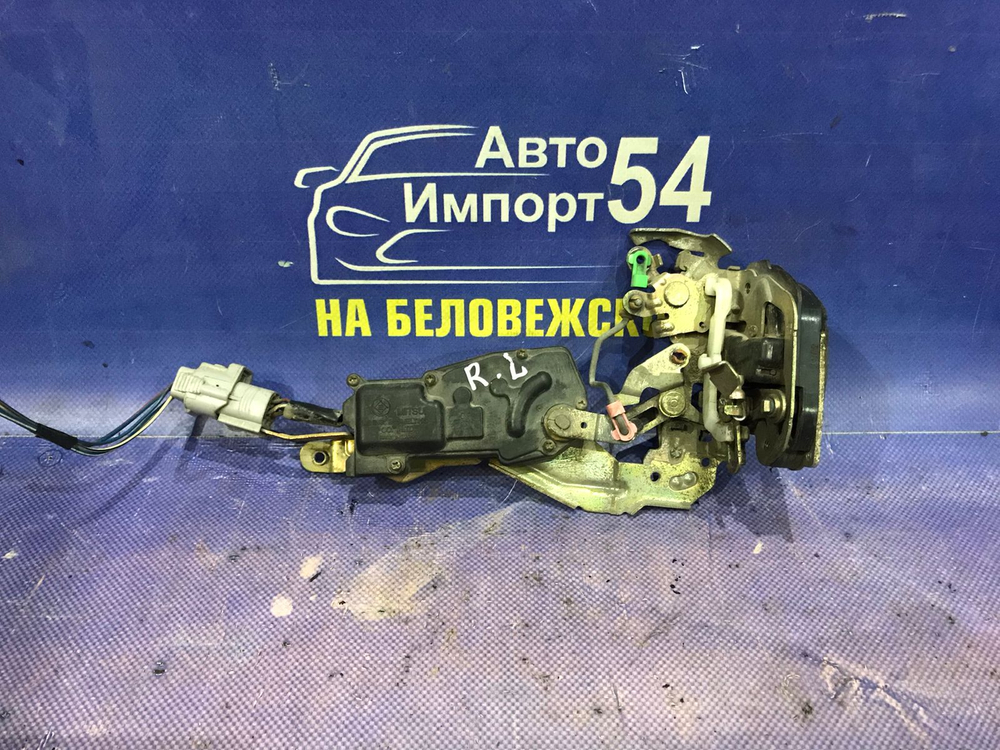 Замок двери задней левой TOYOTA CARINA ED 1994