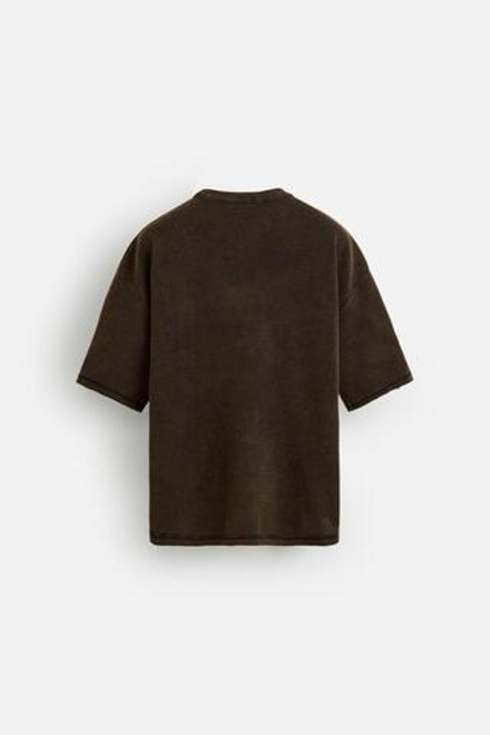 ZARA ТРИКОТАЖНАЯ ФУТБОЛКА С ПРИНТОМ И ЭФФЕКТОМ ПОТЕРТ, ЧЕРНЫЙ