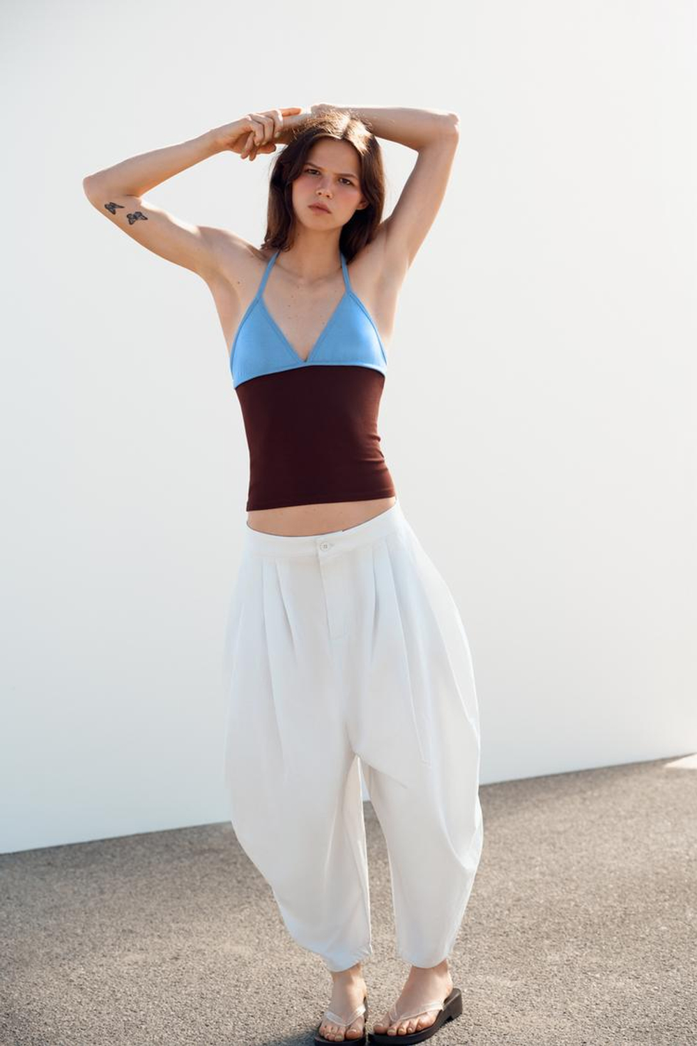 ZARA ОБЪЕМНЫЕ БРЮКИ СО СКЛАДКАМИ, СЕРО-СИНИЙ