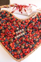 Корзина с ягодами "Огромная любовь"