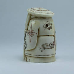 Нэцкэ Дзюроднин в круглой шапке с посохом и мешком риса