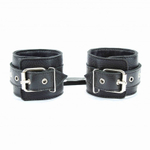 Чёрные кожаные оковы с клепками (Цвет: черный)