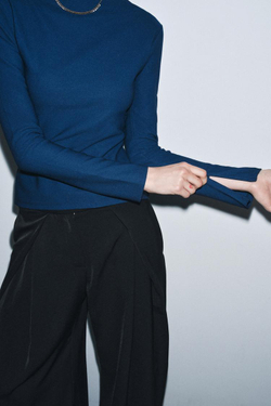 ZARA ФУТБОЛКА ИЗ КРЕПА С ВОРОТНИКОМ-СТОЙКОЙ, МОРСКОЙ СИНИЙ