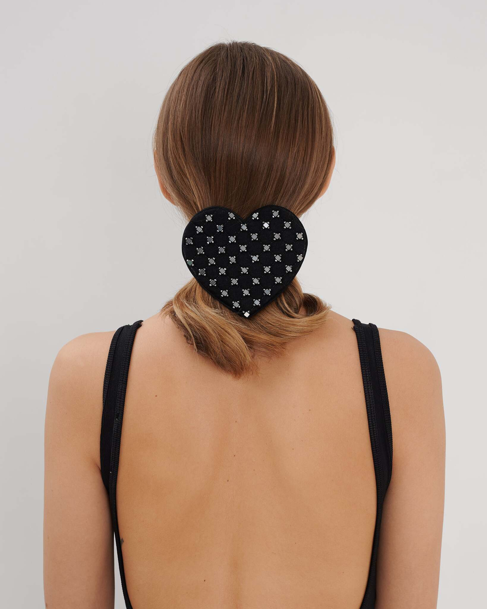 Заколка-сердце с серебристым декором