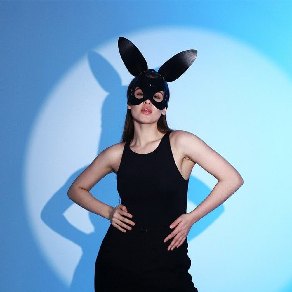 Черная маска «Непослушная зайка» с ушками (Цвет: черный)