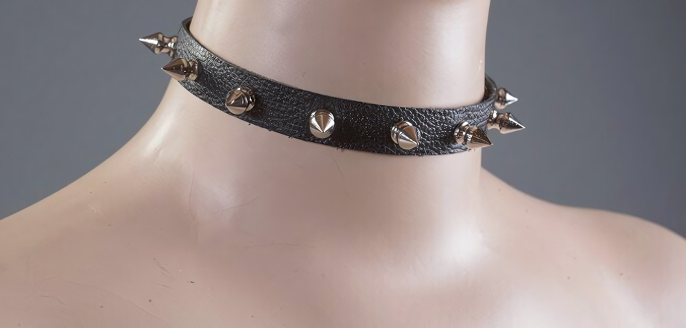 Ошейник декорированный шипами без подкладки (Цвет: черный)