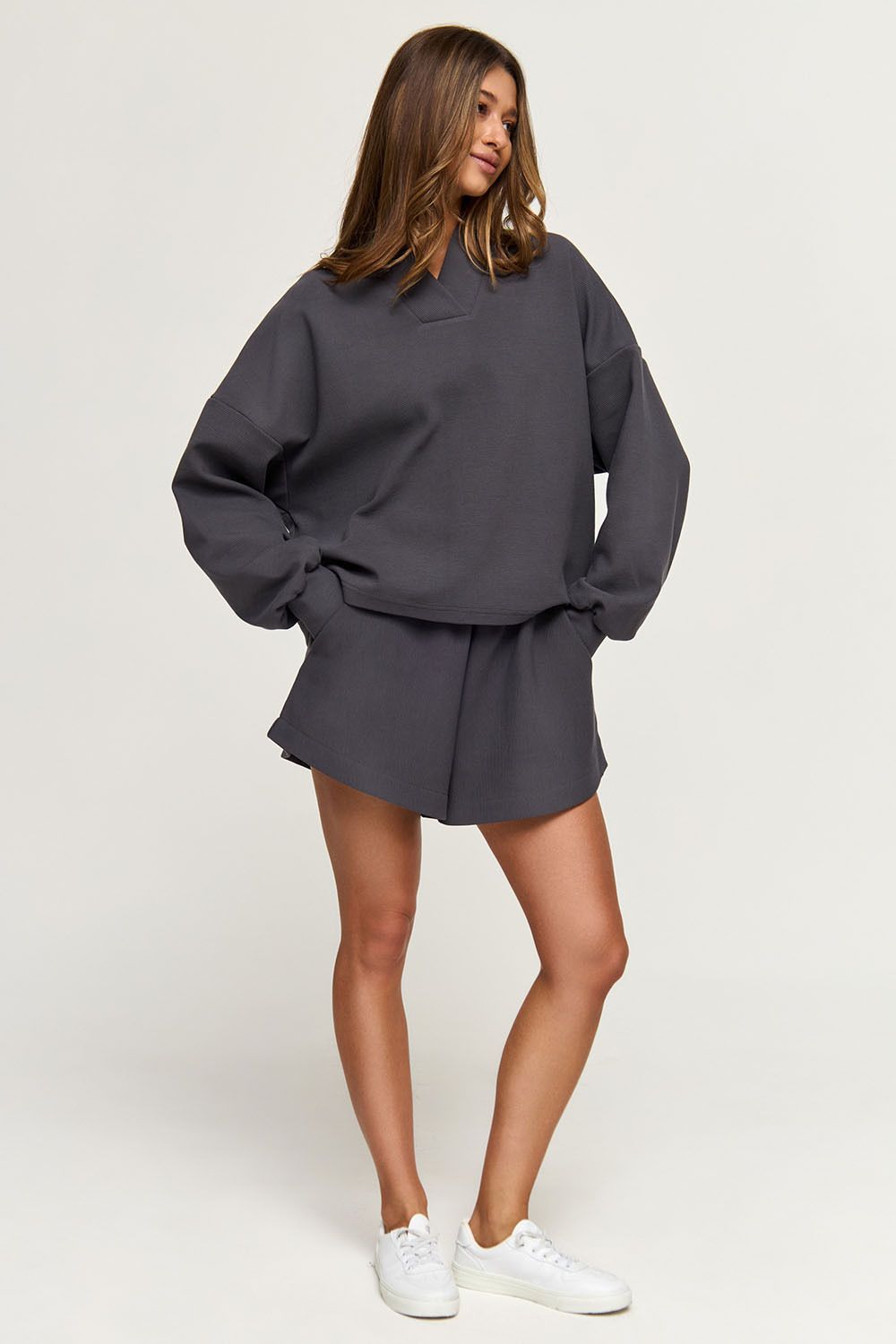 Лонгслив оверсайз из рифленого хлопка цвета антрацит